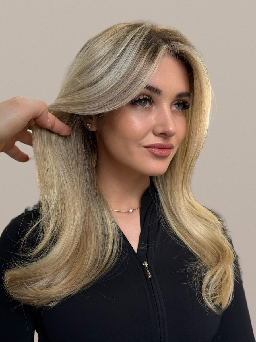 Blond luminos cu breton cortină și volum la rădăcină — lucrare realizată în salonul Inga Florea