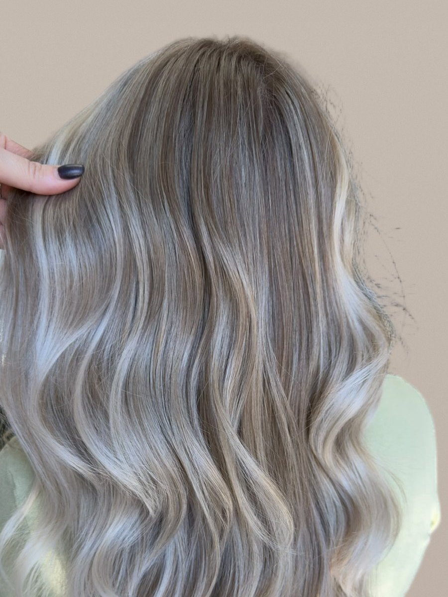 Balayage perlat pe păr lung, cu valuri largi, văzut din spate — lucrare realizată în salonul Inga Florea
