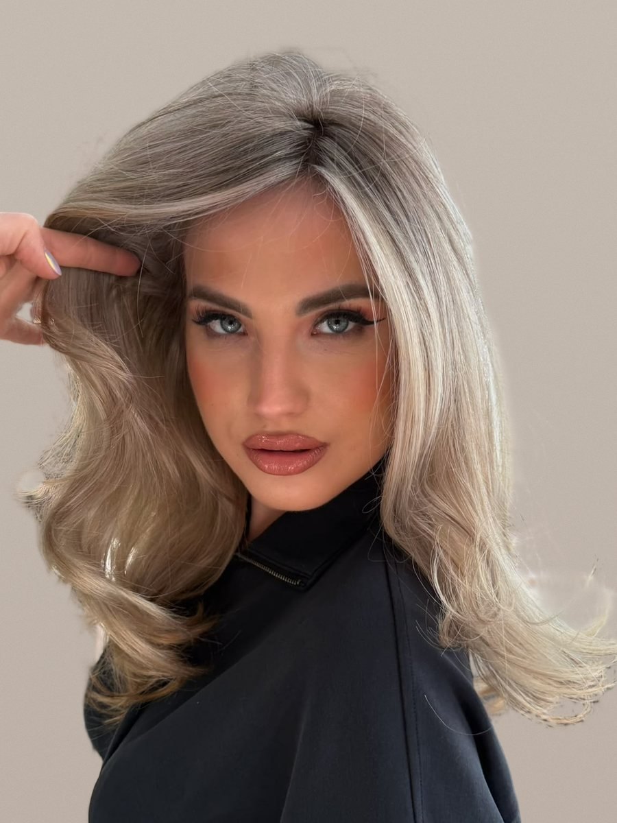 Blond bej cu rădăcină umbrată și valuri mari, lejere — lucrare realizată în salonul Inga Florea