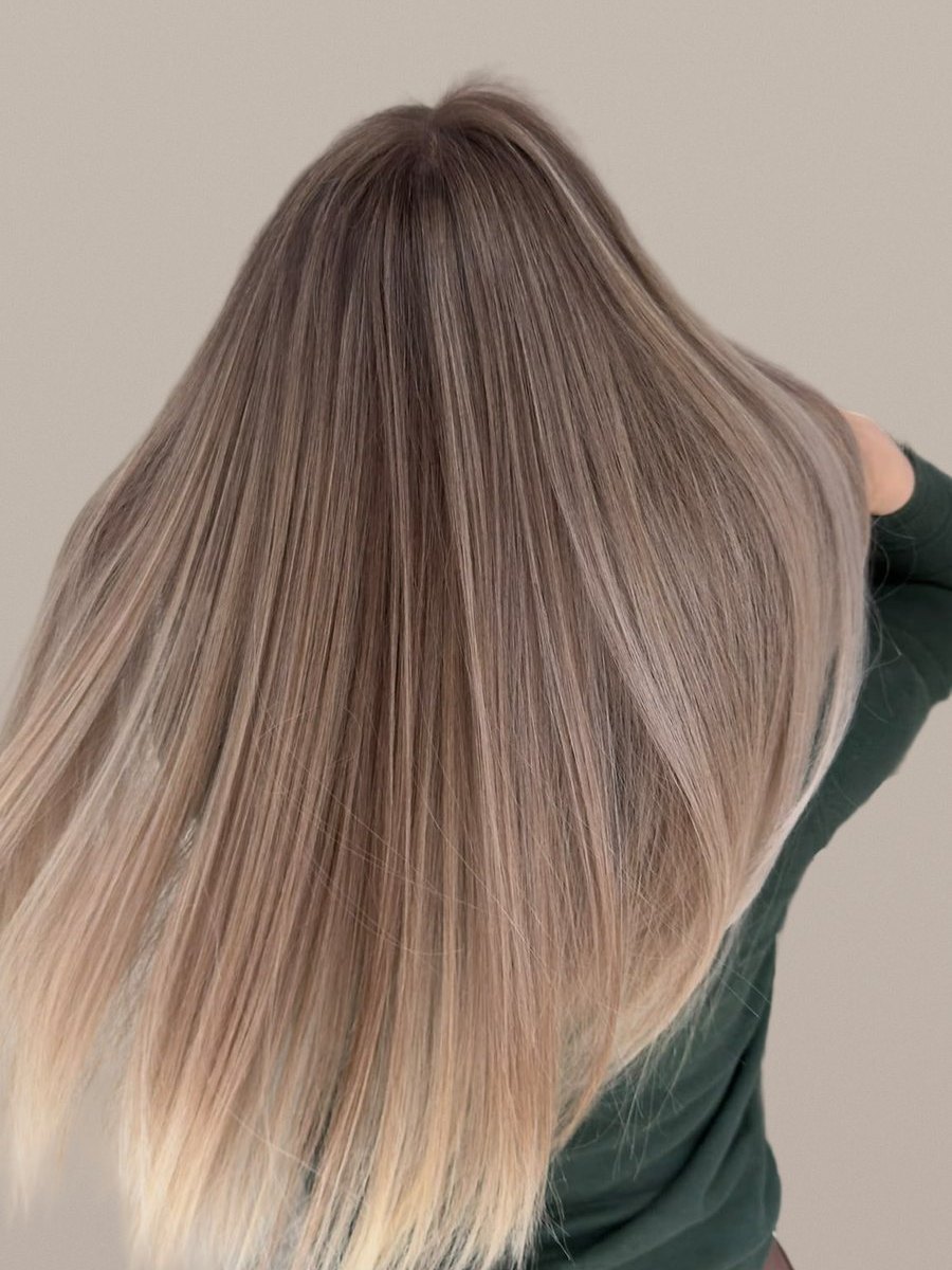 Ombré de la șaten la blond bej pe păr lung și drept, văzut din spate — lucrare realizată în salonul Inga Florea