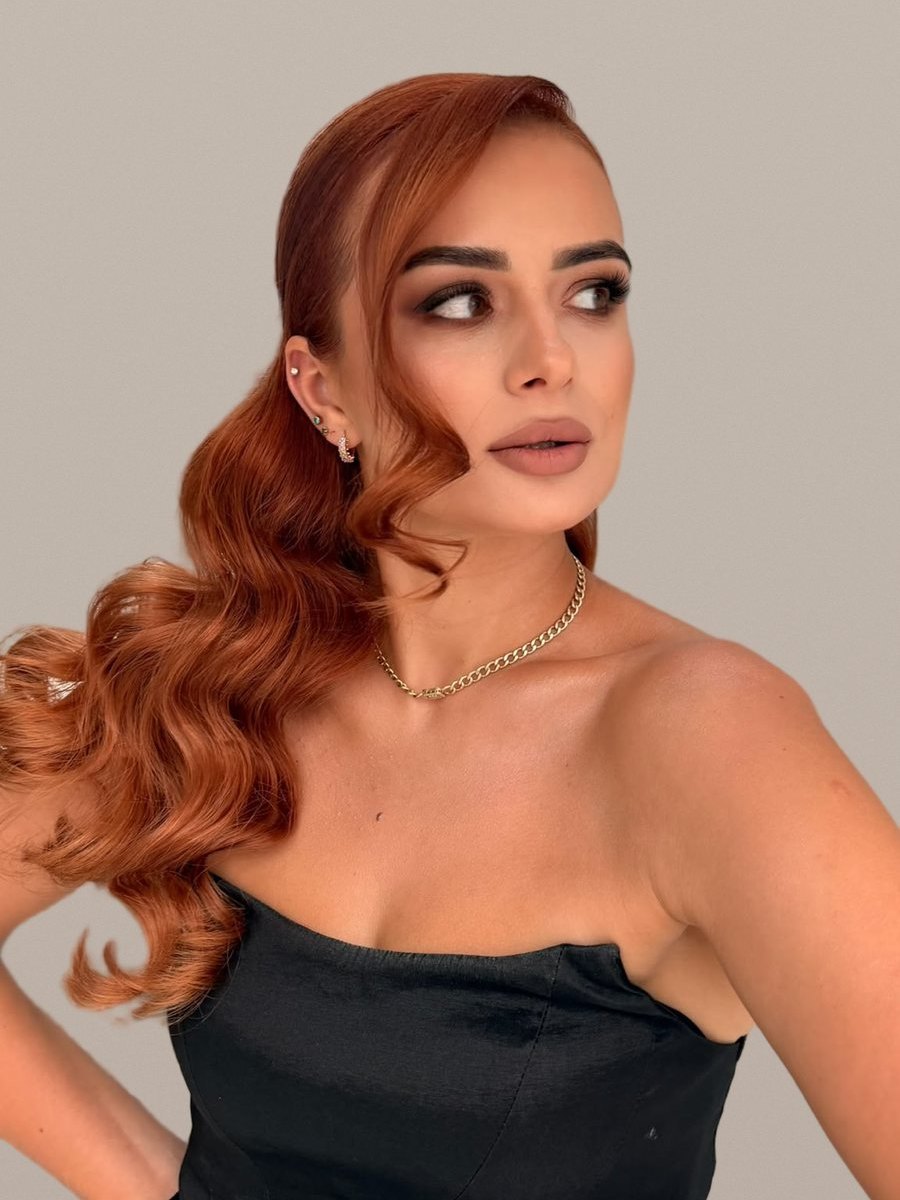 Păr aramiu cu valuri retro prinse pe o parte — lucrare realizată în salonul Inga Florea
