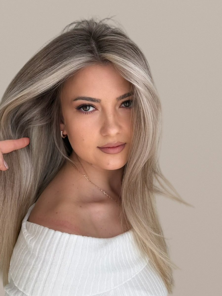 Blond bej cu rădăcină umbrată și volum, pe păr lung — lucrare realizată în salonul Inga Florea