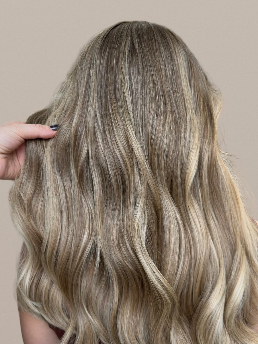 Balayage blond închis cu valuri mari pe păr lung, văzut din spate — lucrare realizată în salonul Inga Florea