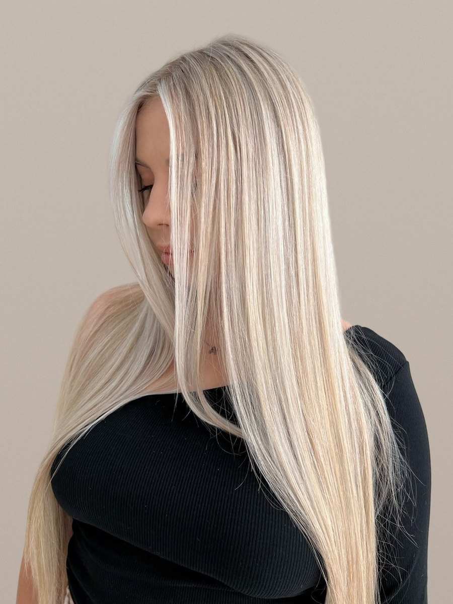 Blond platinat pe păr foarte lung și drept, cu strălucire de la rădăcină la vârfuri — lucrare realizată în salonul Inga Florea