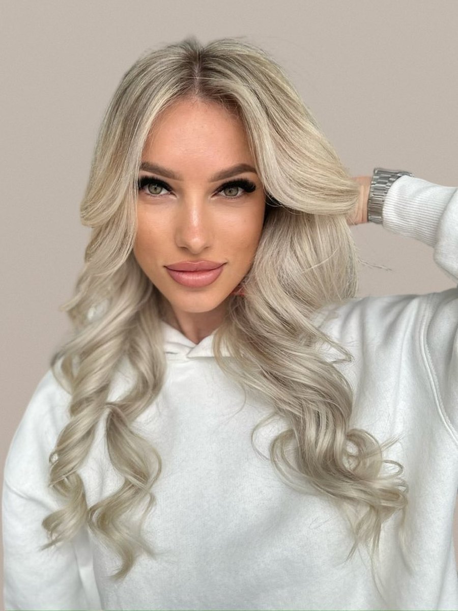 Blond rece, perlat, cu bucle mari pe păr lung — lucrare realizată în salonul Inga Florea